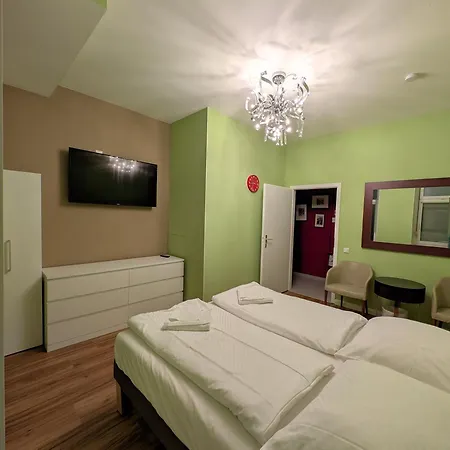 בית הארחה Albert Rooms 3*